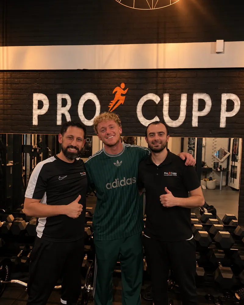 Atleet poseert met twee therapeuten van ProCupp