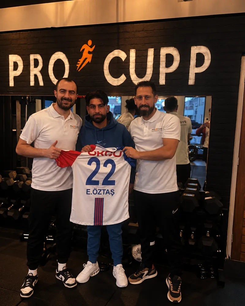 Sporters met voetbalshirt samen met de therapeuten van ProCupp