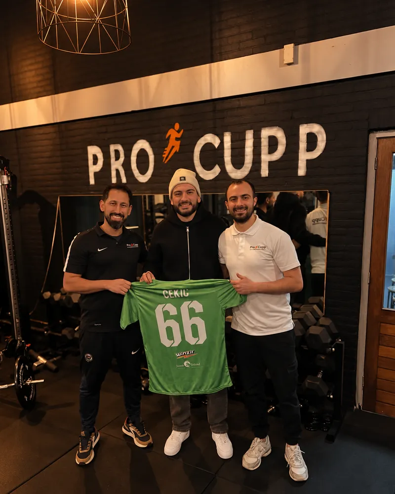 Sporter met shirt in de praktijk van ProCupp