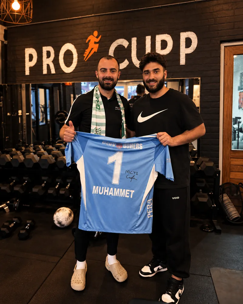 Sporter met shirt naast een therapeut van ProCupp